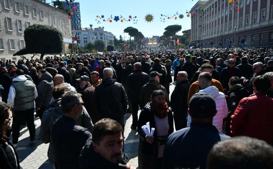 U Albaniji građani izašli na proteste zbog povećanja cijena goriva i hrane